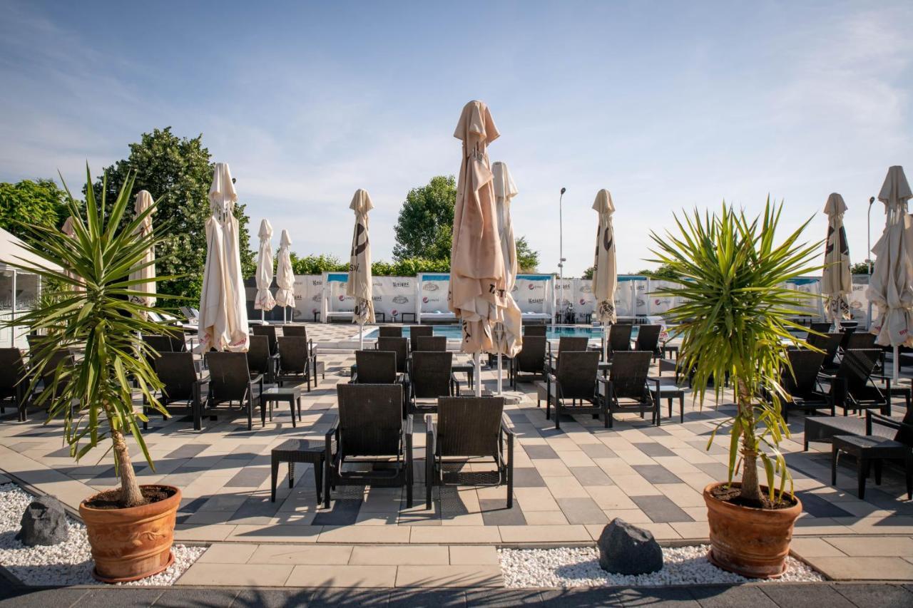 Unique Garden Hotel Браїла Екстер'єр фото